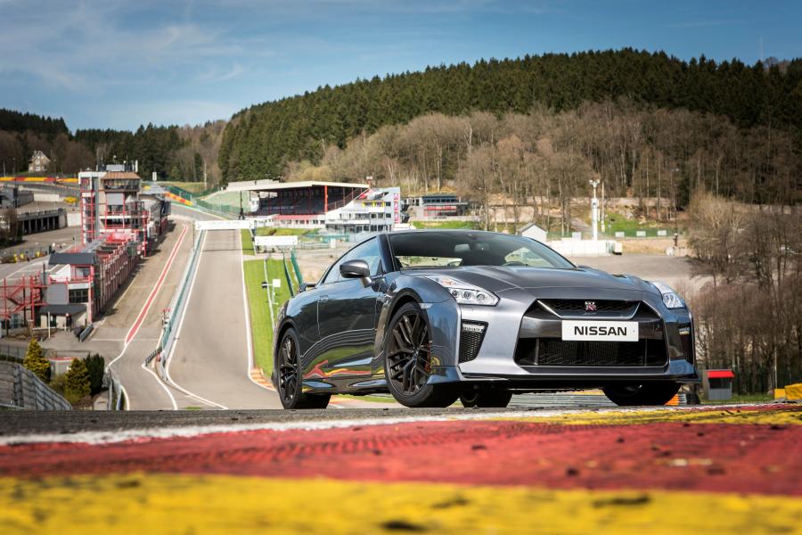  Nissan GT-R 2016 года  (фото 36 из 40)